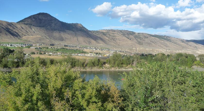 Riverland Inn & Suites