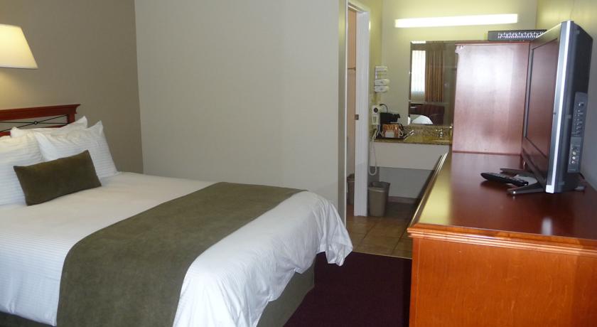 Riverland Inn & Suites