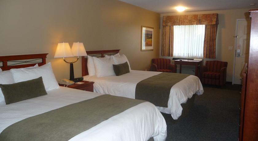 Riverland Inn & Suites