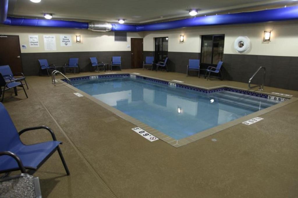 HOLIDAY INN EXPRESS HOTEL & SUITES HUNTSVILLE AIRPORT