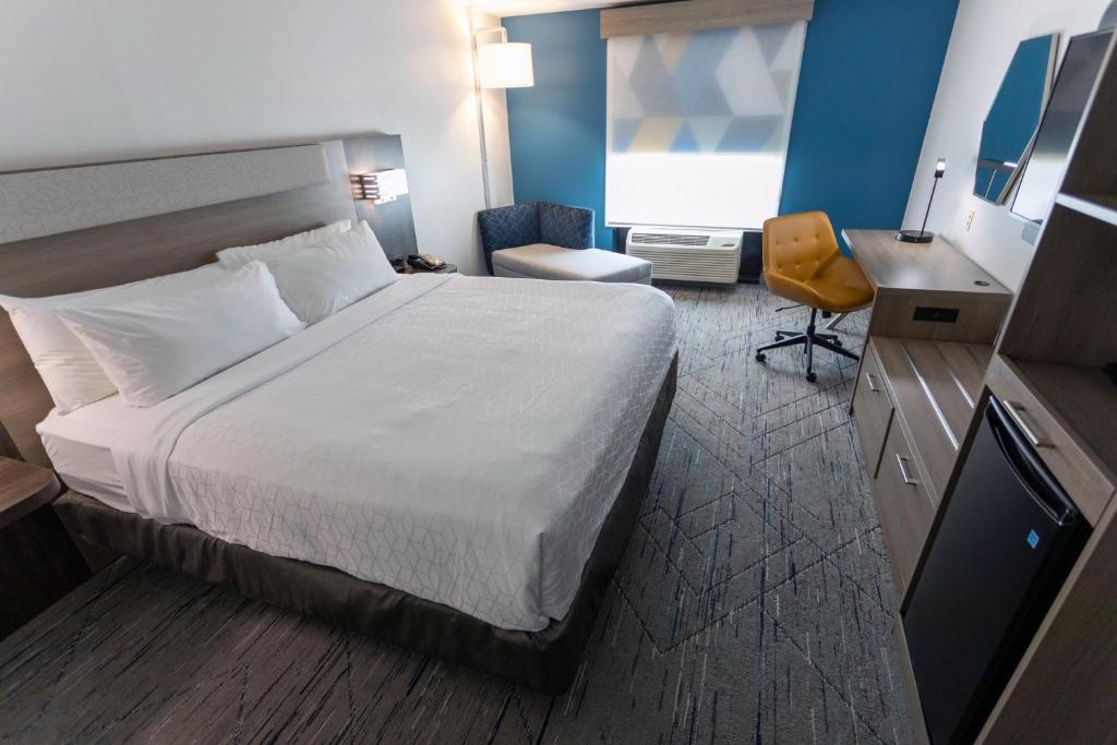 HOLIDAY INN EXPRESS HOTEL & SUITES HUNTSVILLE AIRPORT