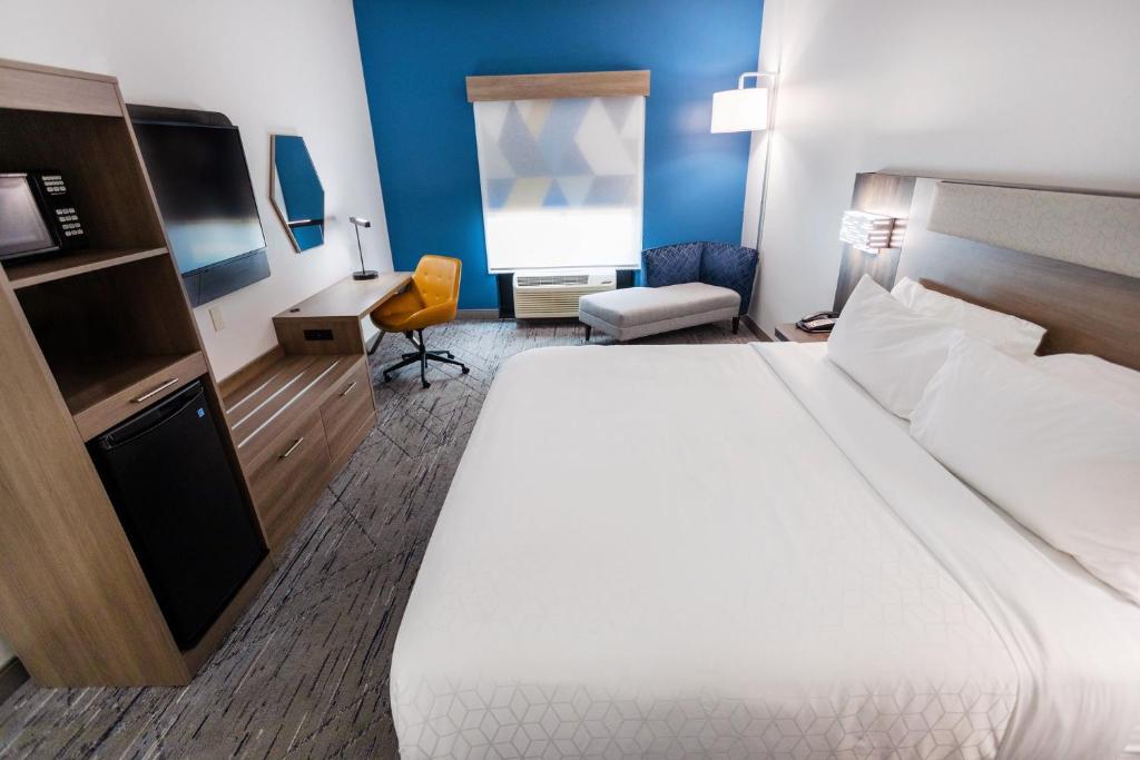 HOLIDAY INN EXPRESS HOTEL & SUITES HUNTSVILLE AIRPORT