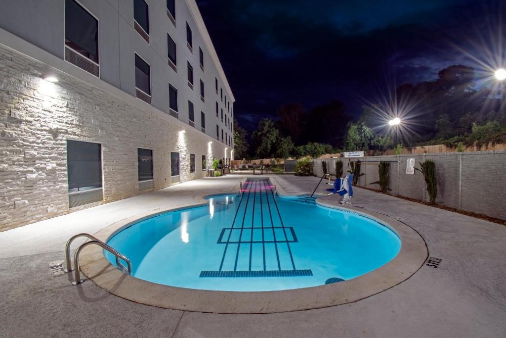 HOLIDAY INN EXPRESS AND SUITES MEMPHIS ARPT ELVIS PRESLEY BLV