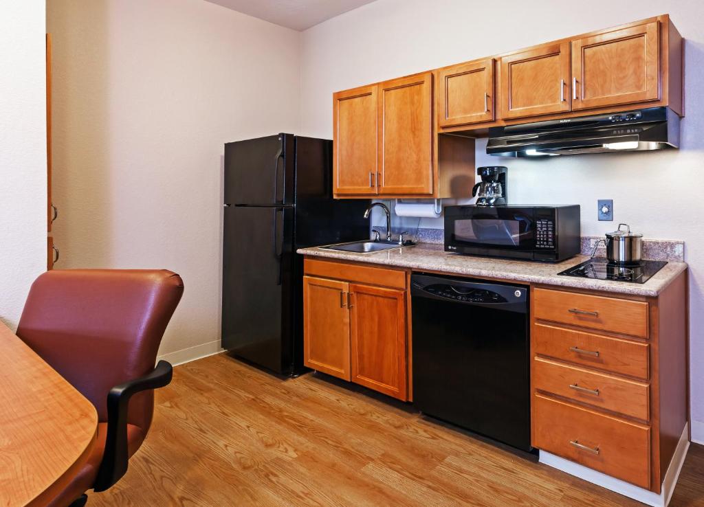 CANDLEWOOD SUITES PEARLAND