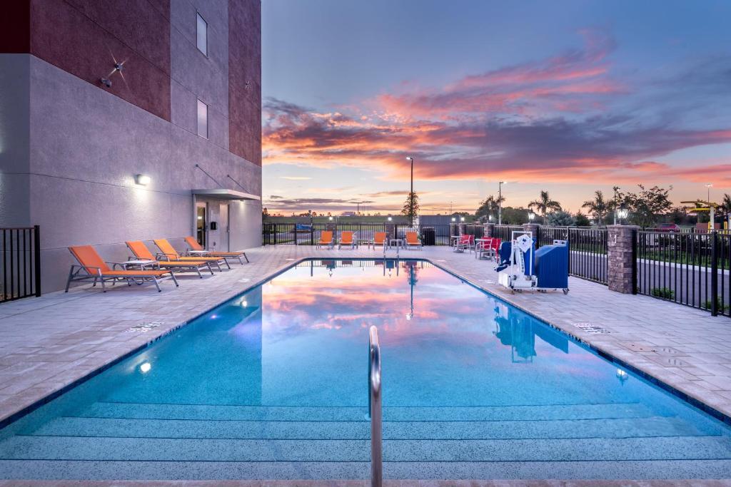 HOLIDAY INN EXPRESS AND SUITES PUNTA GORDA AN IHG HOTEL