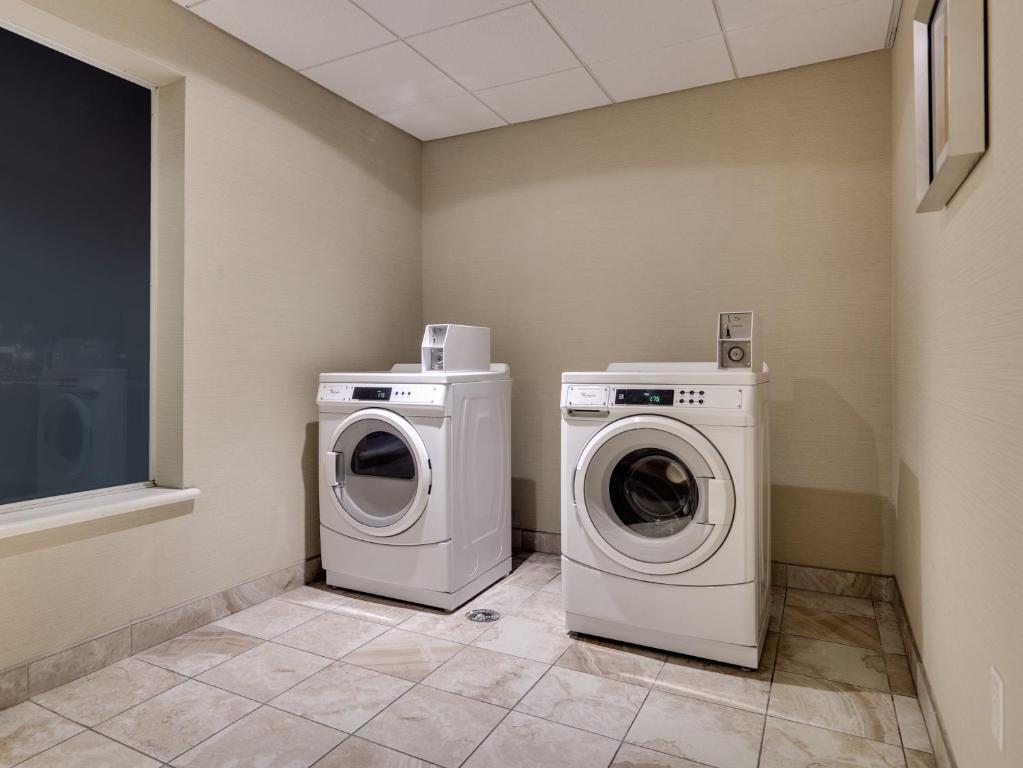 HOLIDAY INN EXPRESS & SUITES SAN ANTONIO - BROOKS CITY BASE