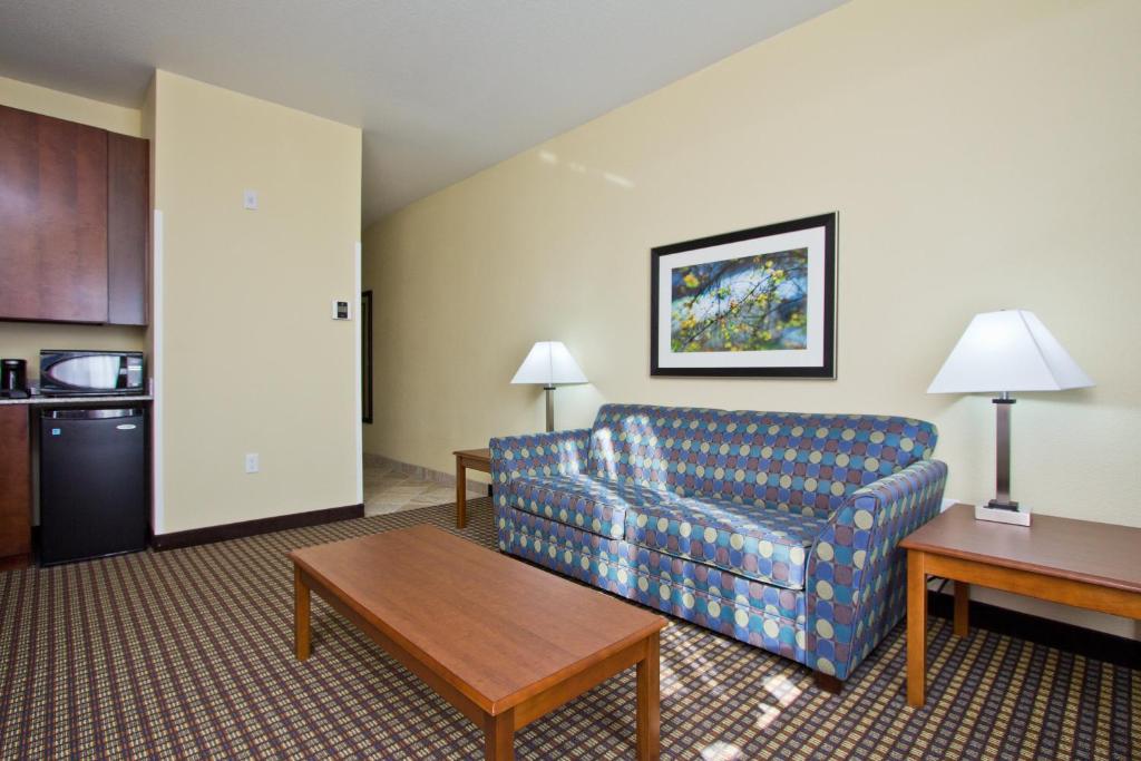 HOLIDAY INN EXPRESS & SUITES DENVER EAST-PEORIA STREET