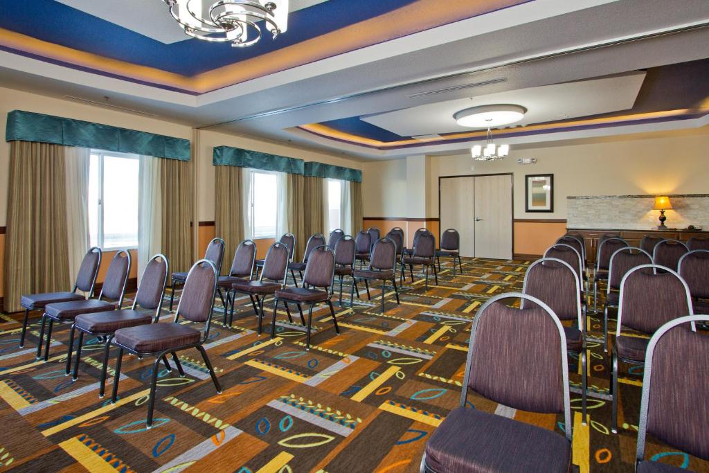HOLIDAY INN EXPRESS & SUITES DENVER EAST-PEORIA STREET