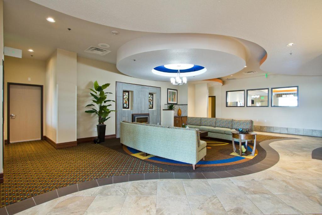 HOLIDAY INN EXPRESS & SUITES DENVER EAST-PEORIA STREET