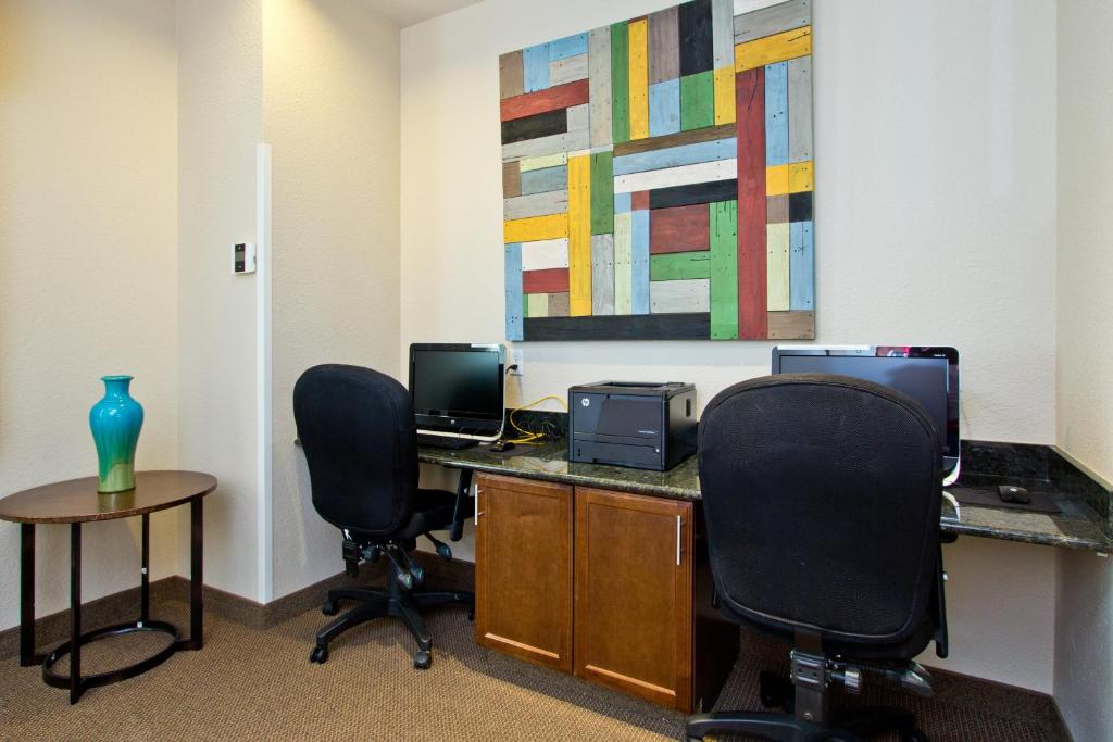 HOLIDAY INN EXPRESS & SUITES DENVER EAST-PEORIA STREET