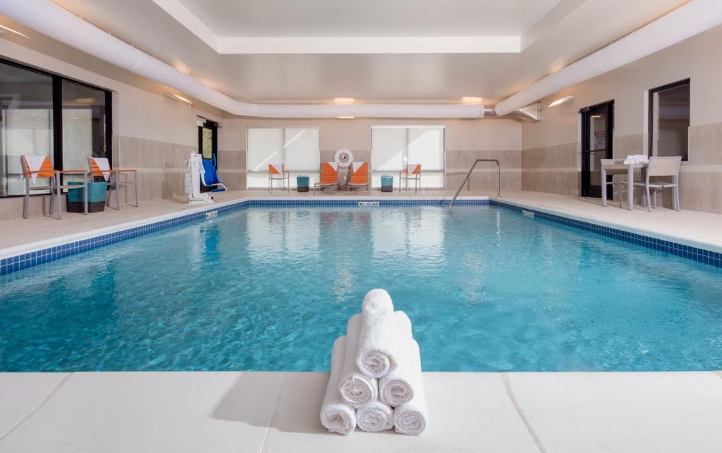HOLIDAY INN EXPRESS & SUITES EAST PEORIA - RIVERFRONT