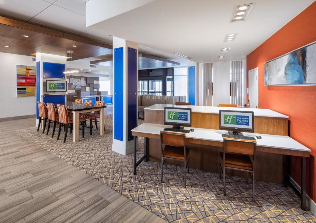 HOLIDAY INN EXPRESS & SUITES EAST PEORIA - RIVERFRONT