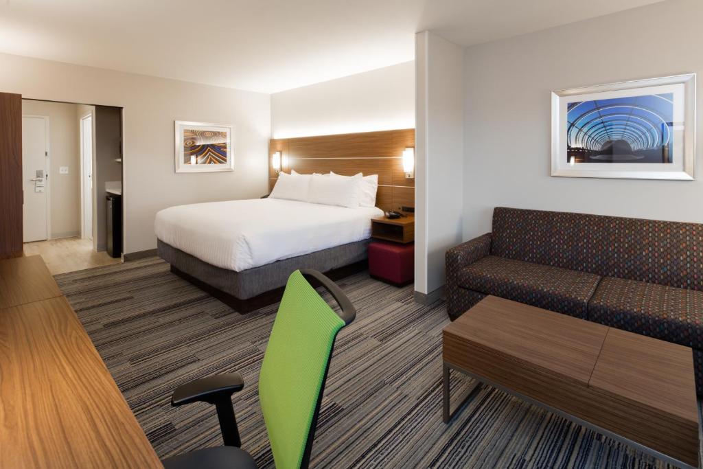 HOLIDAY INN EXPRESS & SUITES EAST PEORIA - RIVERFRONT