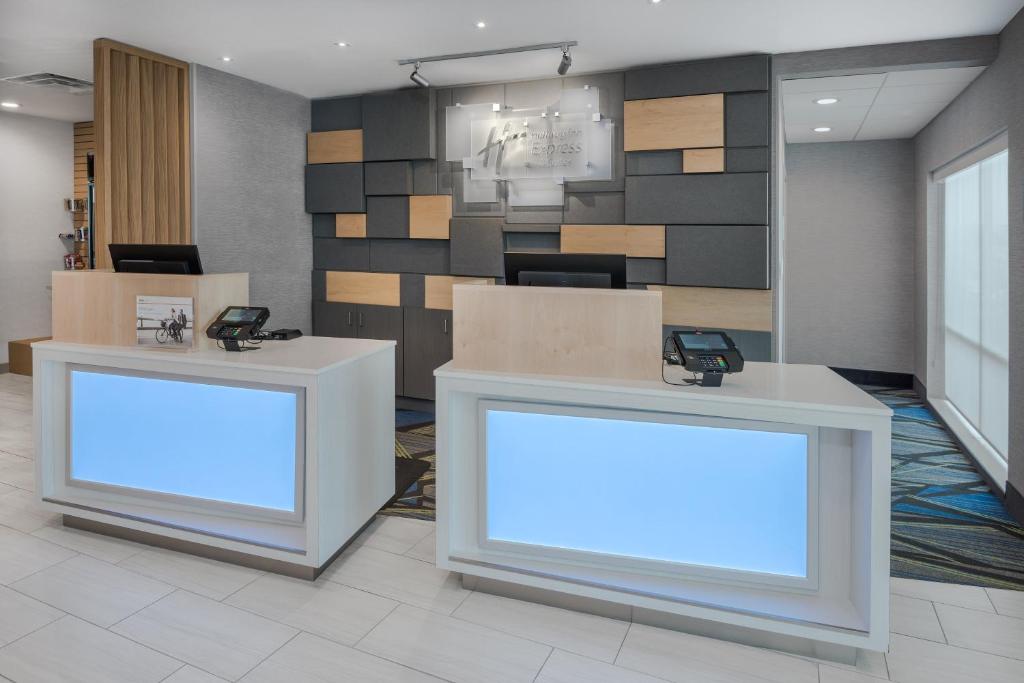 HOLIDAY INN EXPRESS AND SUITES BRYAN