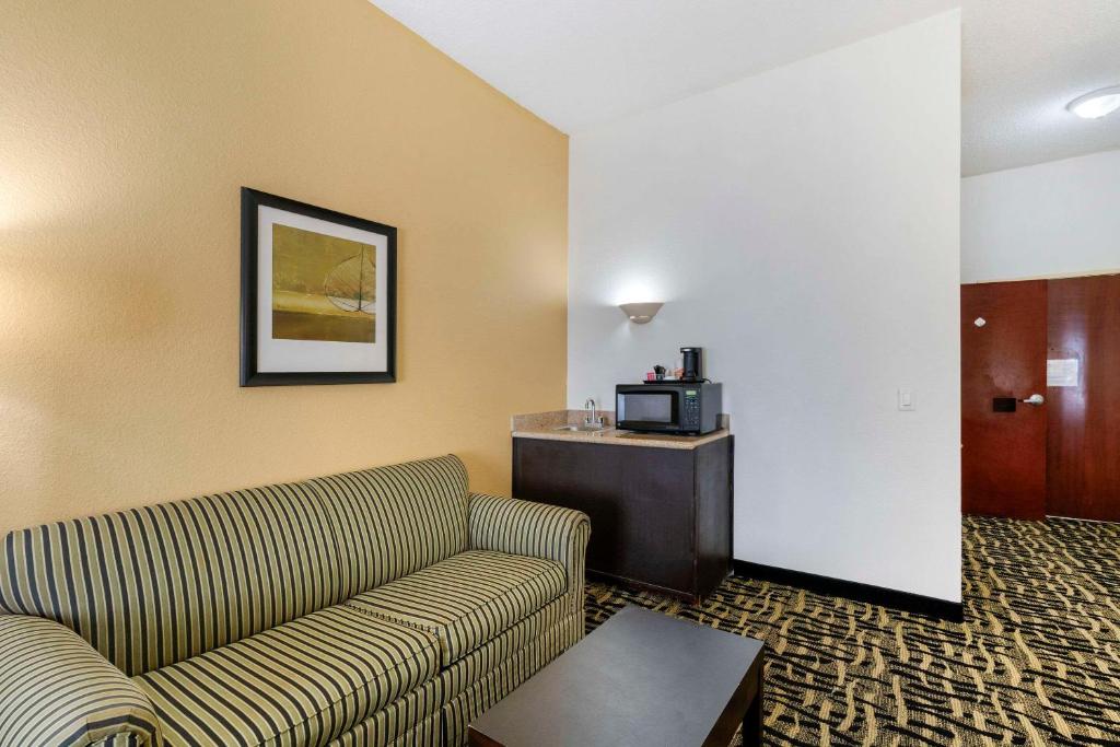 Quality Suites La Grange
