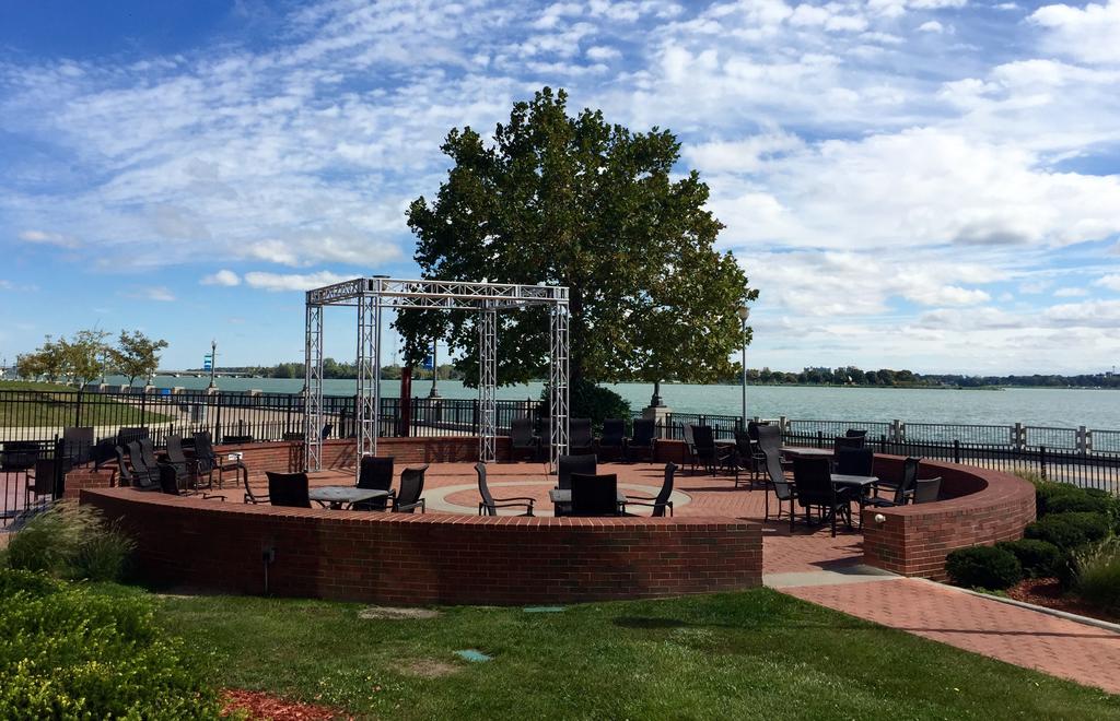 Roberts Riverwalk Urban Resort Hotel