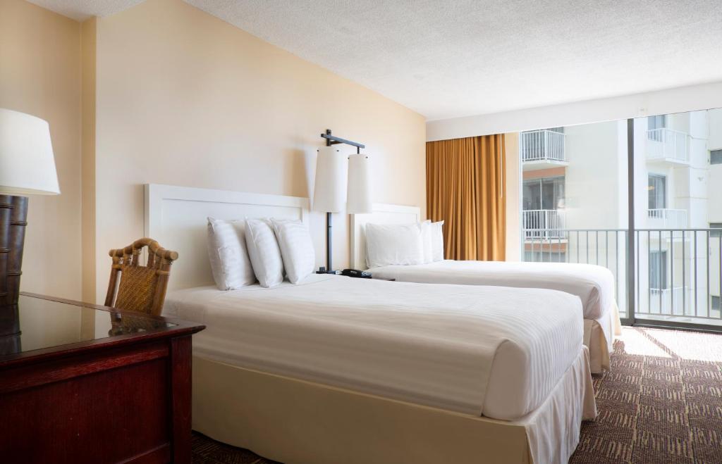 The Twin Fin Hotel (Formerly Aston Waikiki Beach)