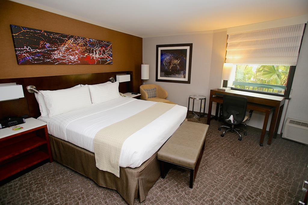 Holiday Inn Long Beach Airport Hotel and Conference Center