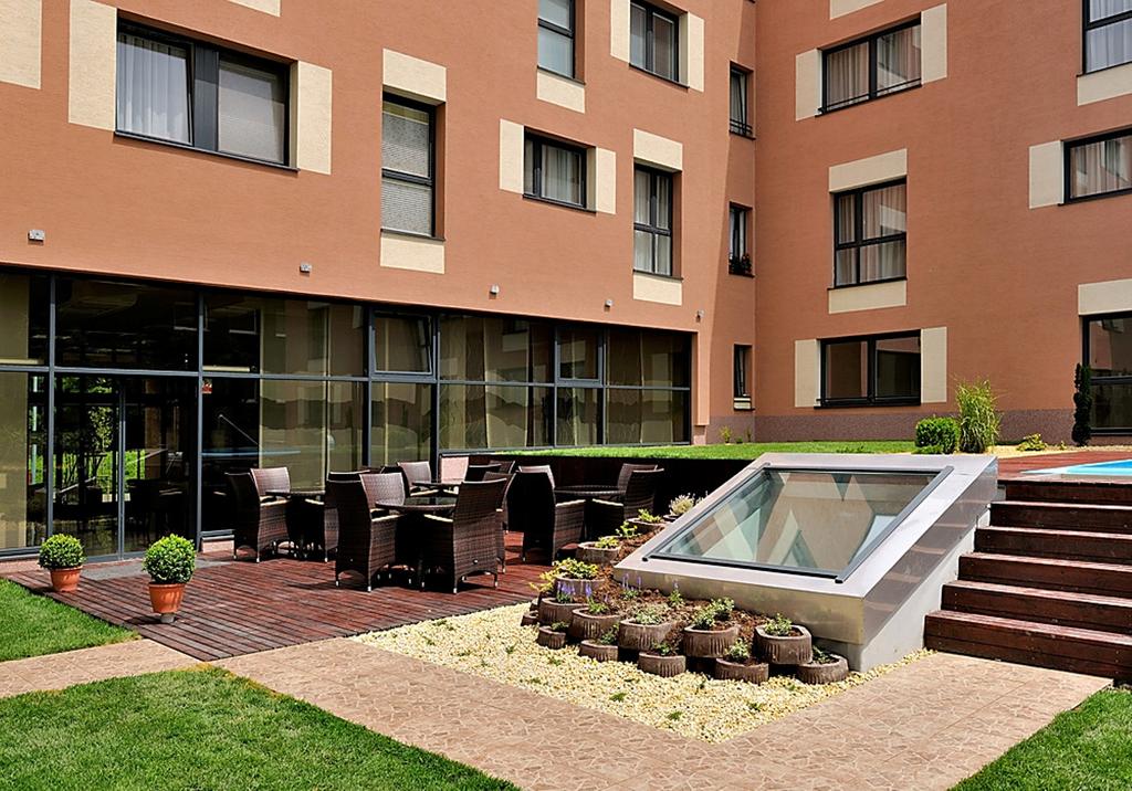 Melrose Apartments