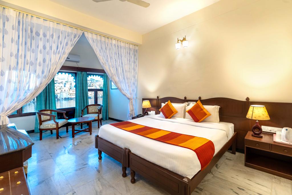 Hotel Sarovar on Lake Pichola