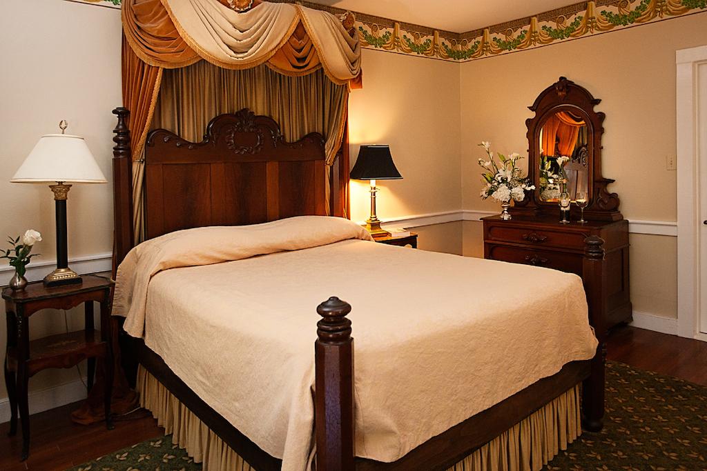 Monmouth Historic Inns and Gardens