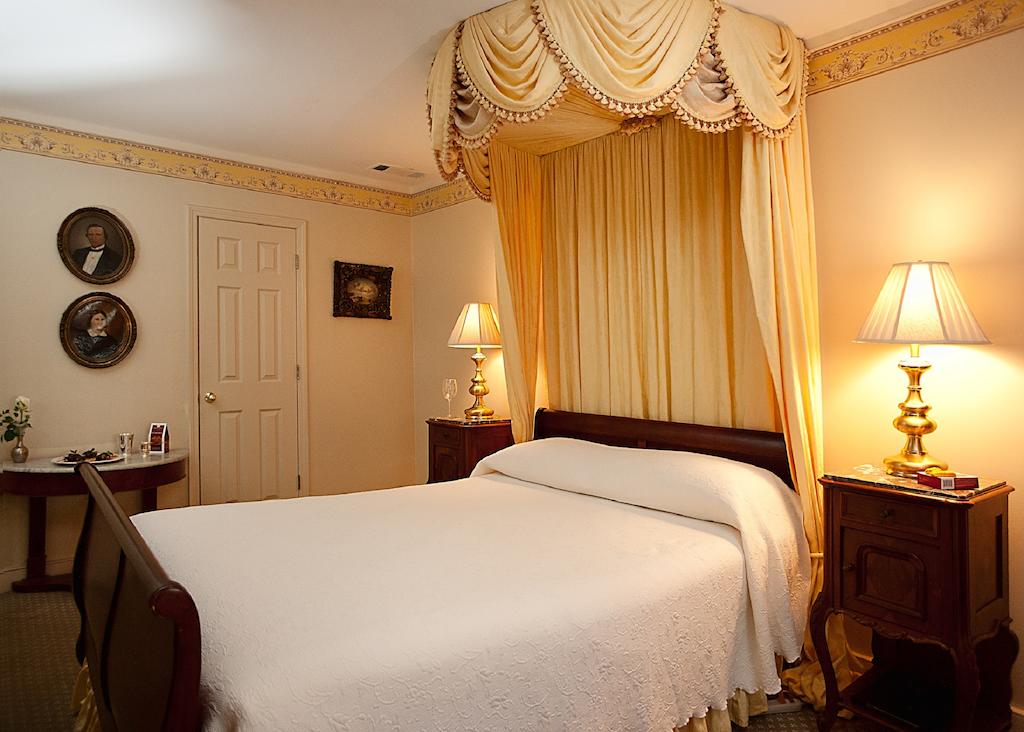 Monmouth Historic Inns and Gardens