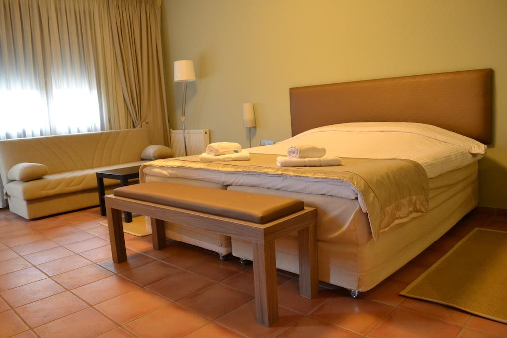 Ellopia Point Suites