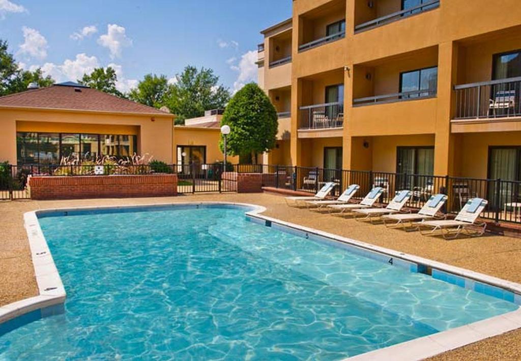 Courtyard by Marriott Hampton
