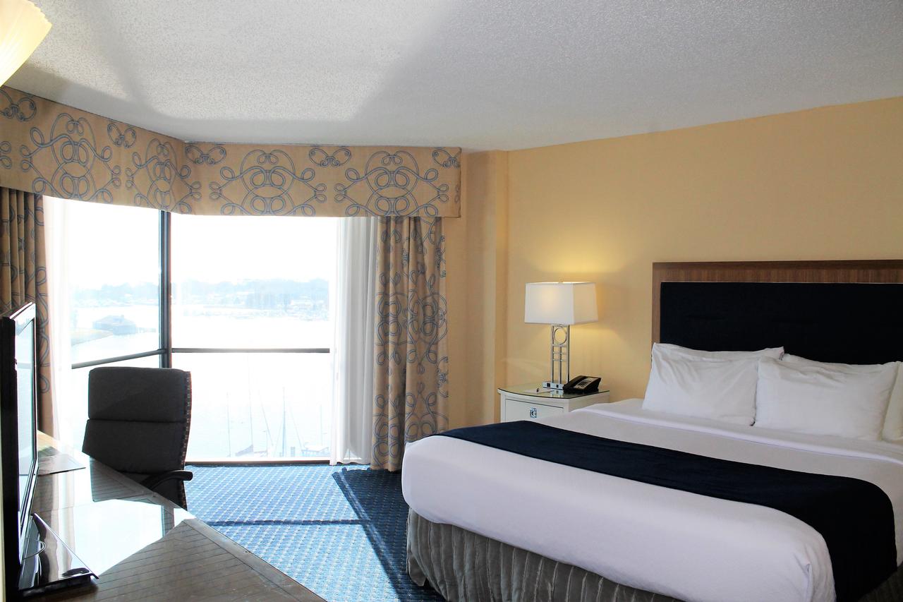 Crowne Plaza Hampton Marina