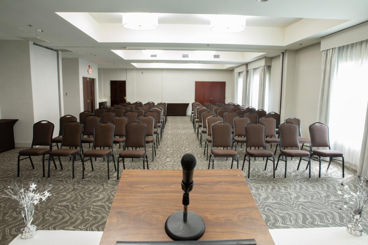 Holiday Inn Hotel & Suites Raleigh / Cary