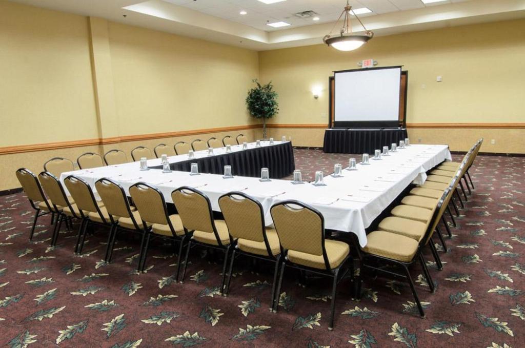 Ramada by Wyndham Sioux Falls Airport Hotel & Suites