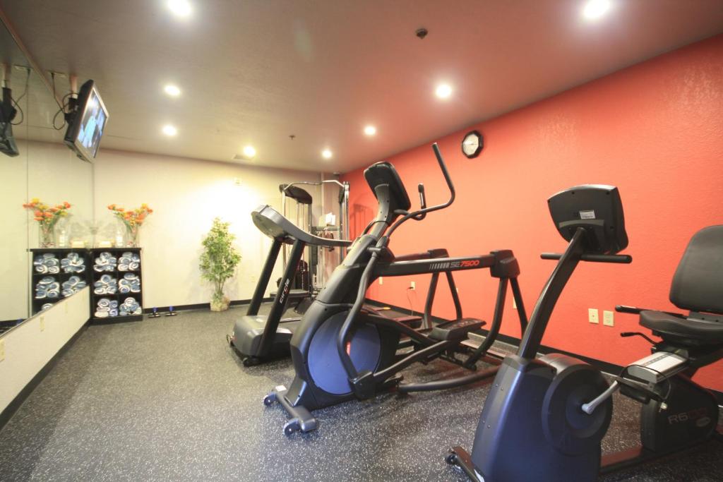 Ramada by Wyndham Sioux Falls Airport Hotel & Suites