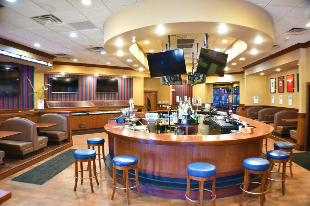 Ramada by Wyndham Sioux Falls Airport Hotel & Suites