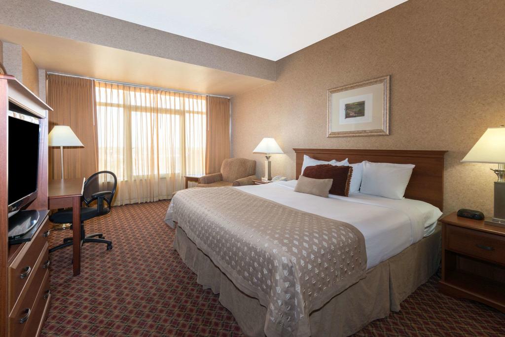 Ramada Hotel & Convention Center by Wyndham Topeka Downtown