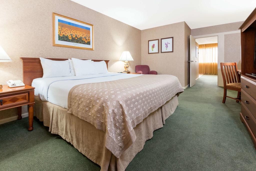 Ramada Hotel & Convention Center by Wyndham Topeka Downtown