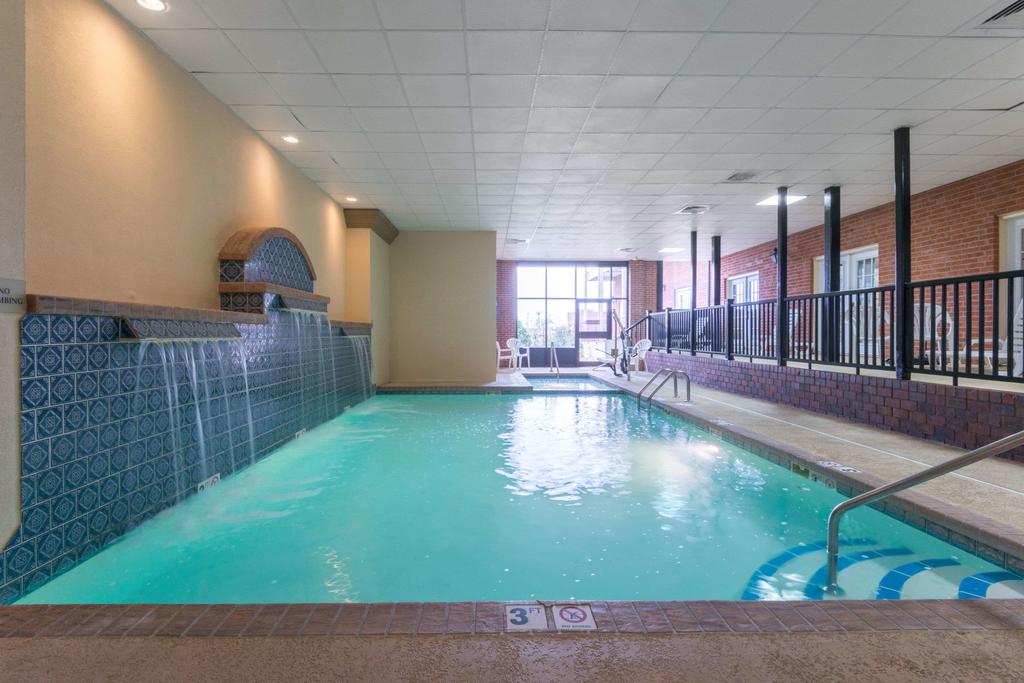 Ramada Hotel & Convention Center by Wyndham Topeka Downtown