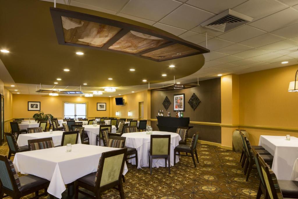 DoubleTree by Hilton Raleigh - Brownstone - University