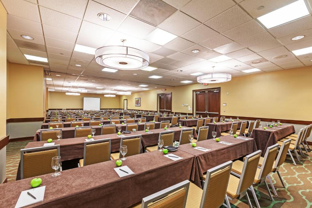 Embassy Suites Hotel Dallas Market Center